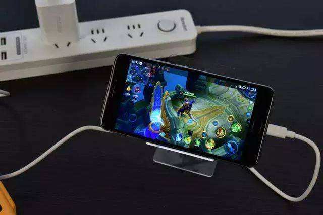 玩機達人：手機邊充電邊玩，消耗的電量是來自電池還是充電器呢？